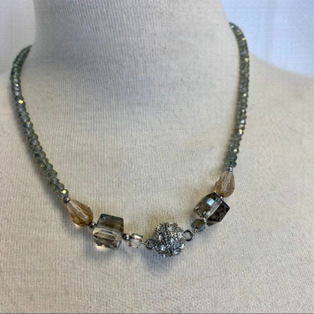 Beaded costume jewellery necklace